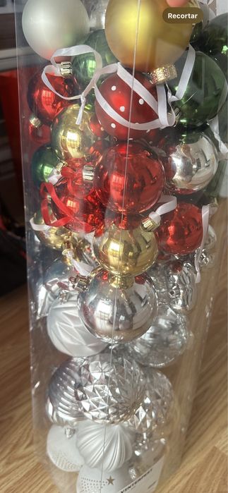 Bolas e pinhas para pinheiro natal