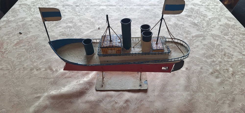 Peça artesanal, modelo artesanal  de um navio a vapor