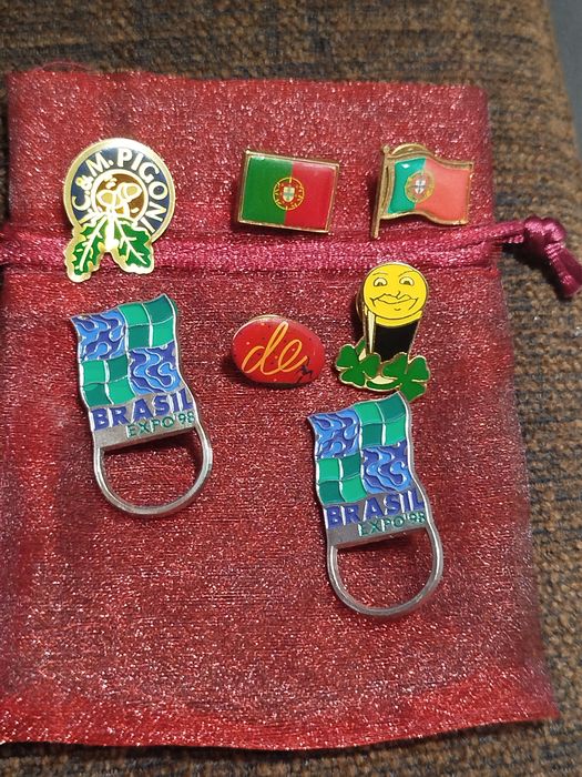 Conjunto de pins todos bem conservados.