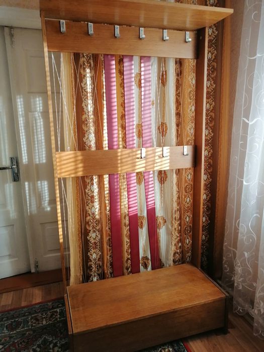 Продам дерев'яну вішалку для одягу з полицею для  взуття
