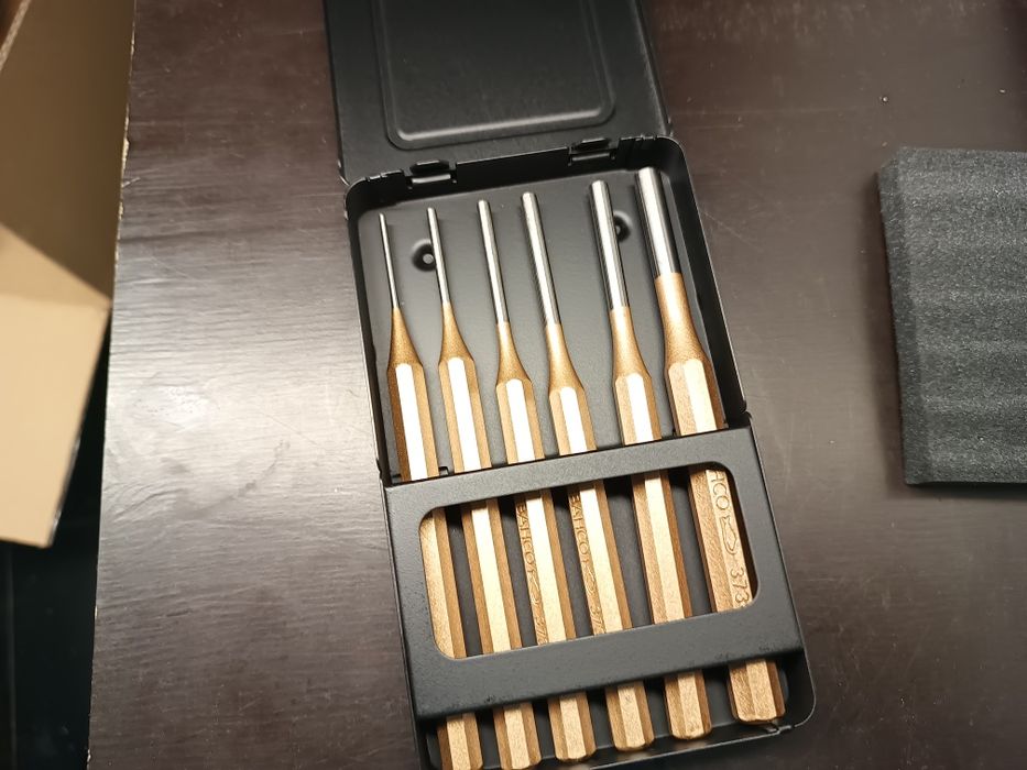 Jogo de punções, saca troços, cavilhas.