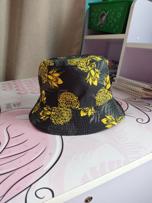 Панама чорна в жовті ананаси