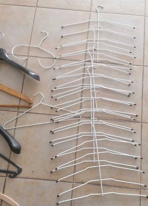 Cabides metálicos , quintuplos e outros, lote por 5€