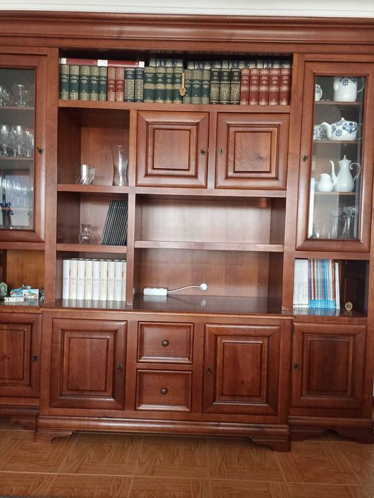 Movel de sala em cerejeira com vitrina