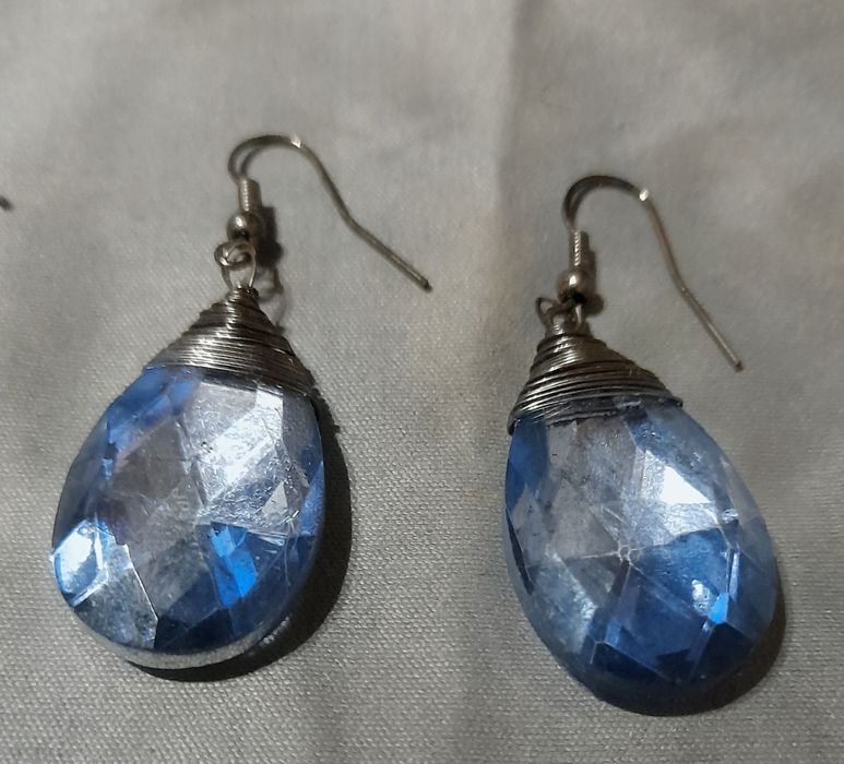 Brincos pendentes tom prateado vintage e vidro azul 
ADr
 



5 de 5 estrelas