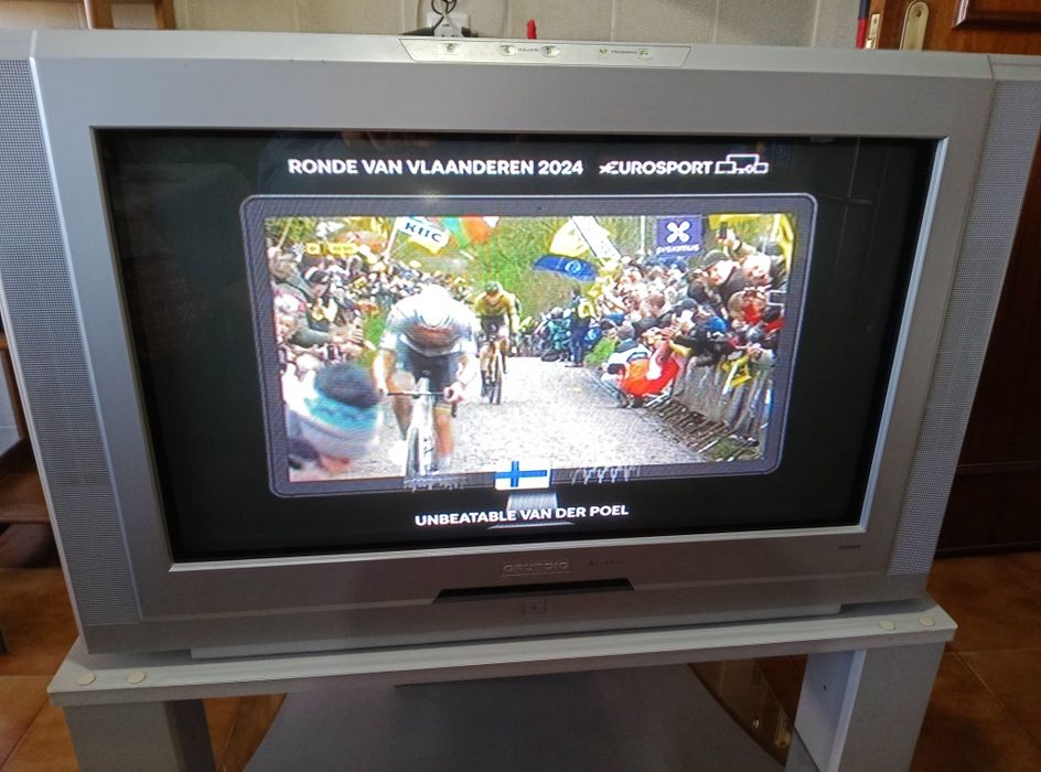 Televisão  com móvel, usada mas a funcionar  bem.