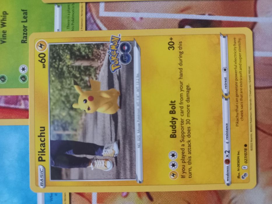 Zestaw 100 różnych oryginalnych kart pokemon.