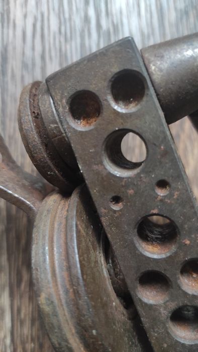 Машинка для выравнивания крышек