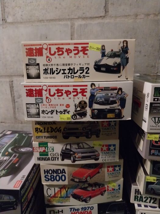 Model 1:24 Toyota Previa z bagaznikiem i orurowaniem