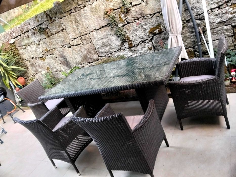 Mesa de jardim com 2metros por 1metro com 4 cadeiras como novo