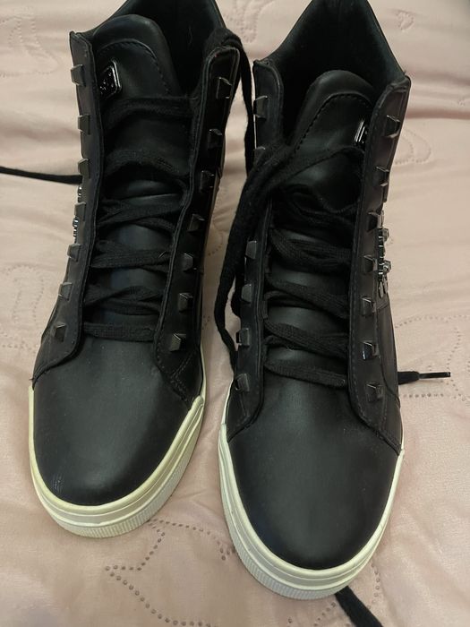 Чорні шкіряні кросівки-хайтопи Guess із заклепками.