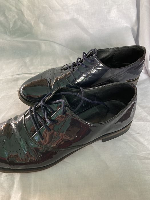 Лакові туфлі.