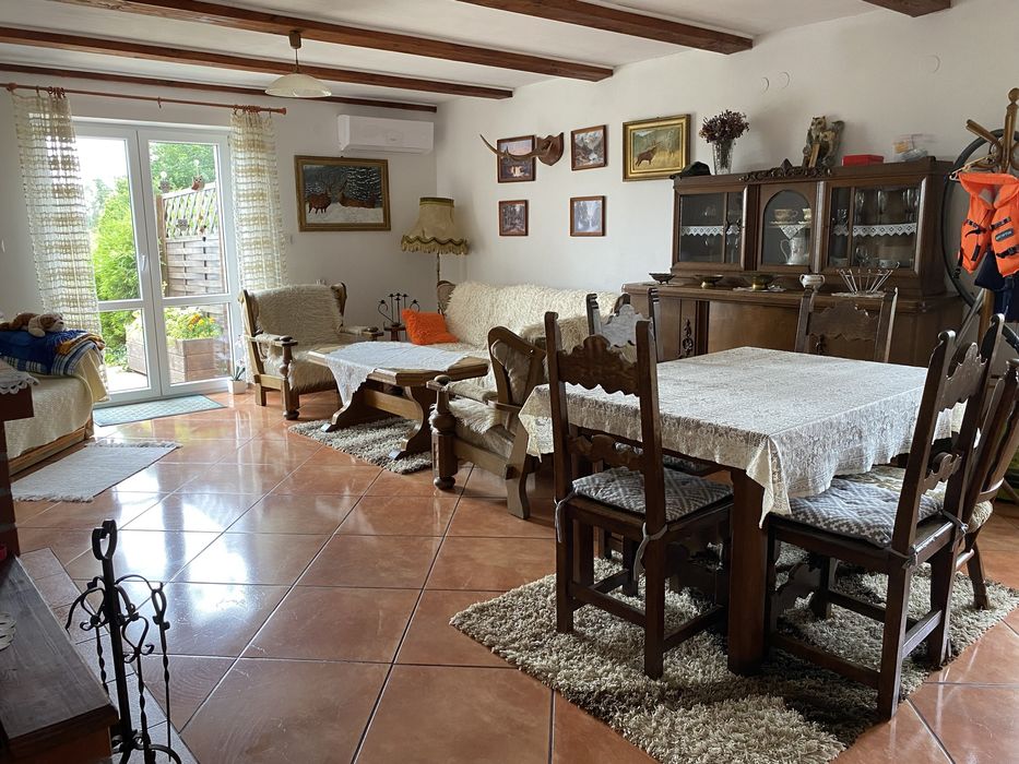 domek przy wyciągu narciarskim nad jeziorem, balia sauna okrągłe