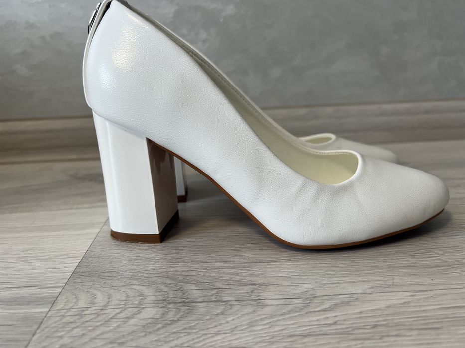 Білі класичні туфлі