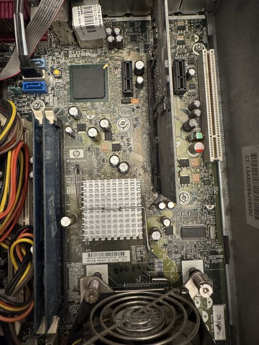 Stary komputer stacjonarny HP działa na cześci