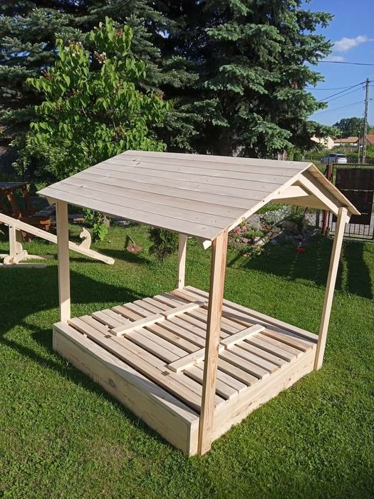 Plac zabaw, domek dla dzieci