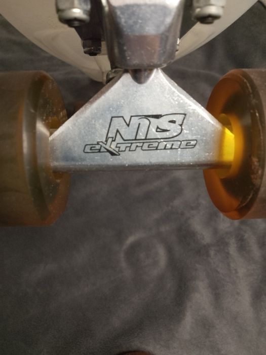 Biała deskorolka Fiszka Nils Extreme