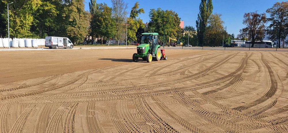 Wynajem Równiarki z Systemem Laserowym / Precyzyjne Równanie Terenu