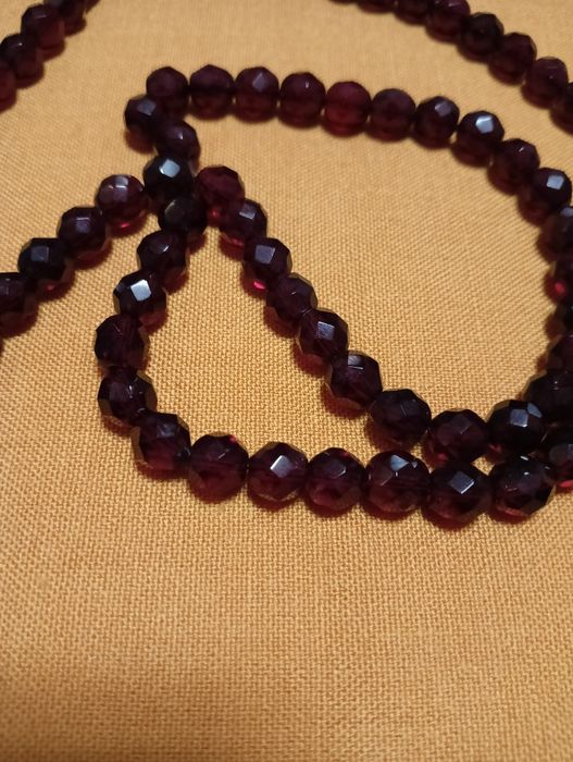 Винтажные бусы с гранатового стекла.