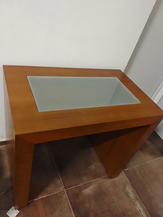 Mesa com centro de vidro