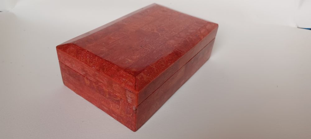 Szkatułka z korala. 13,5x8x4,5 cm.