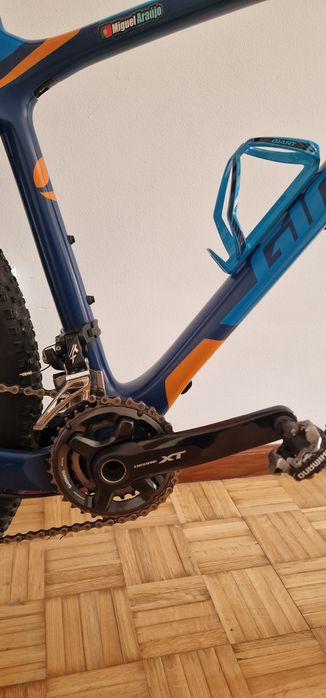 Vendo bicicleta btt em Carbono marca Giant tamanho S como nova.