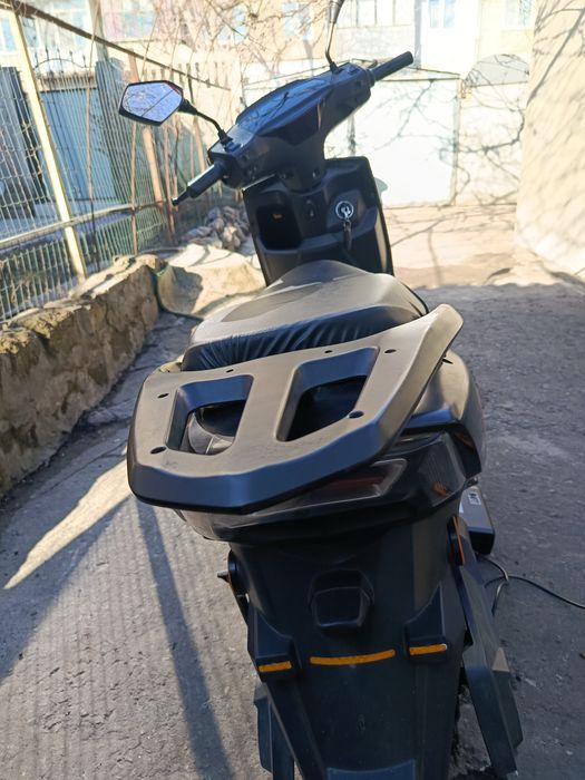 Єлектроскутер Yadea RN чорний