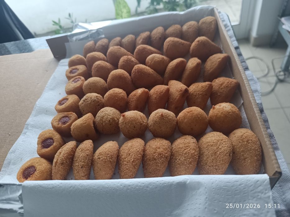 Caixa com 50 mini  salgadinhos fritoss variados