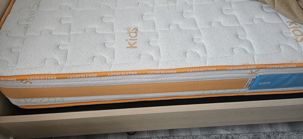 Quarto de solteiro em excelente estado