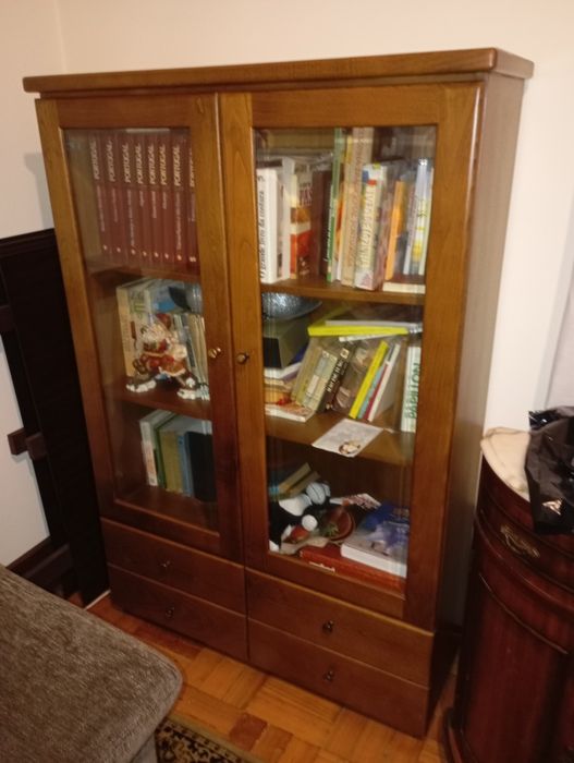 Vendo esta vitrine muita bonita bom estado