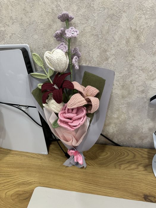 Вʼязані квіти з ниток