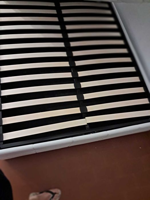 Vende-se cama somnier e colchão em muito bom estado