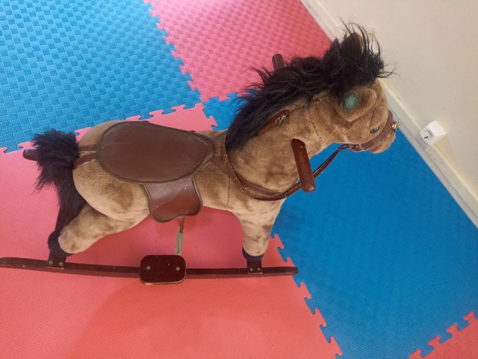 Cavalinho de montar para criança