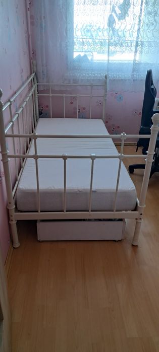 Łóżko metalowe jednoosobowe z materacem.