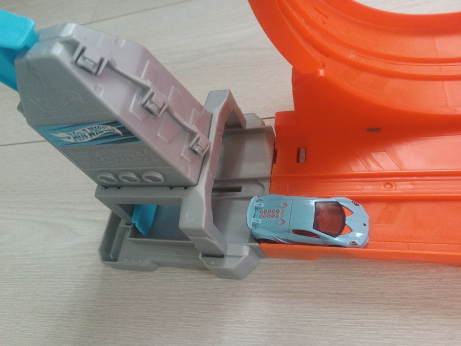 Трек Hot Wheels петля