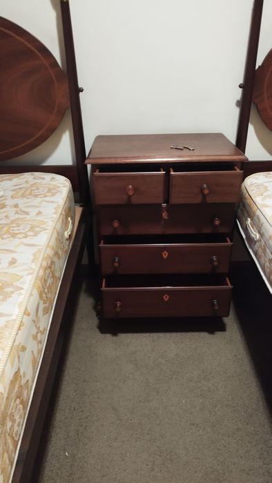 Mobília de quarto c/ 2 camas individuais em mogno