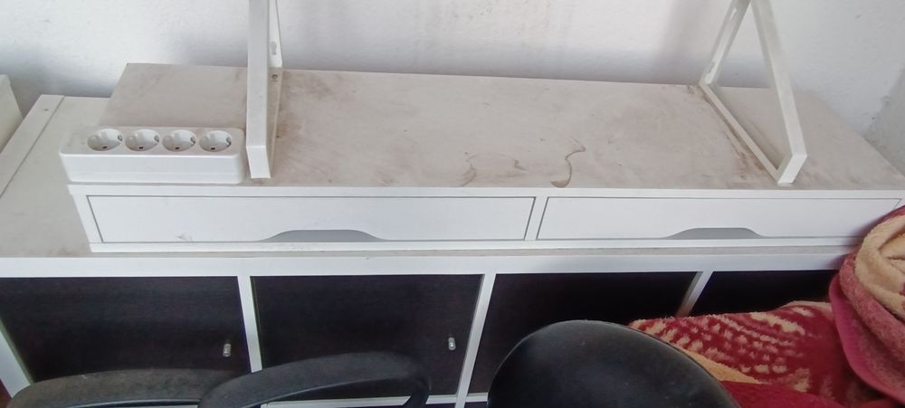 Prateleira brancas com gavetas