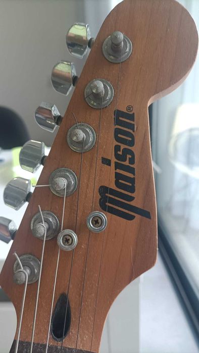 Guitarra Eletrica Maison + Amplificador 30w + Pedaleira de Efeitos Behringuer V-Amp2