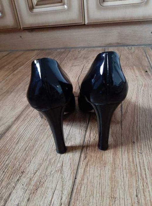 Szpilki solo femme klasyczne z beżowym noskiem