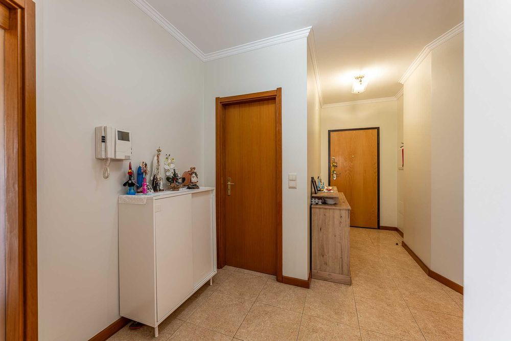 T2 Canelas com Garagem Box e espaço exterior