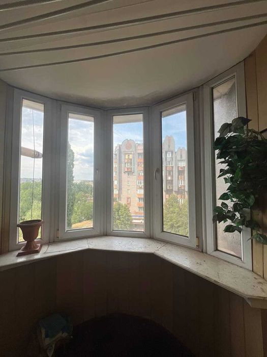 Продам 4х кімнатну квартиру з автономкою у центрі міста.