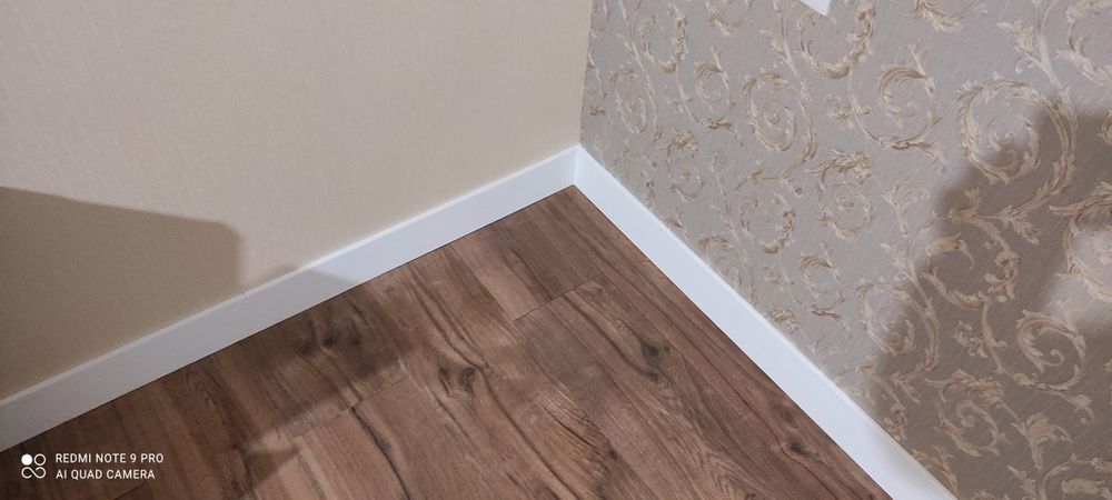 Укладка ламінату Монтаж плінтуса Укладання ламінату Плінтус Мдф