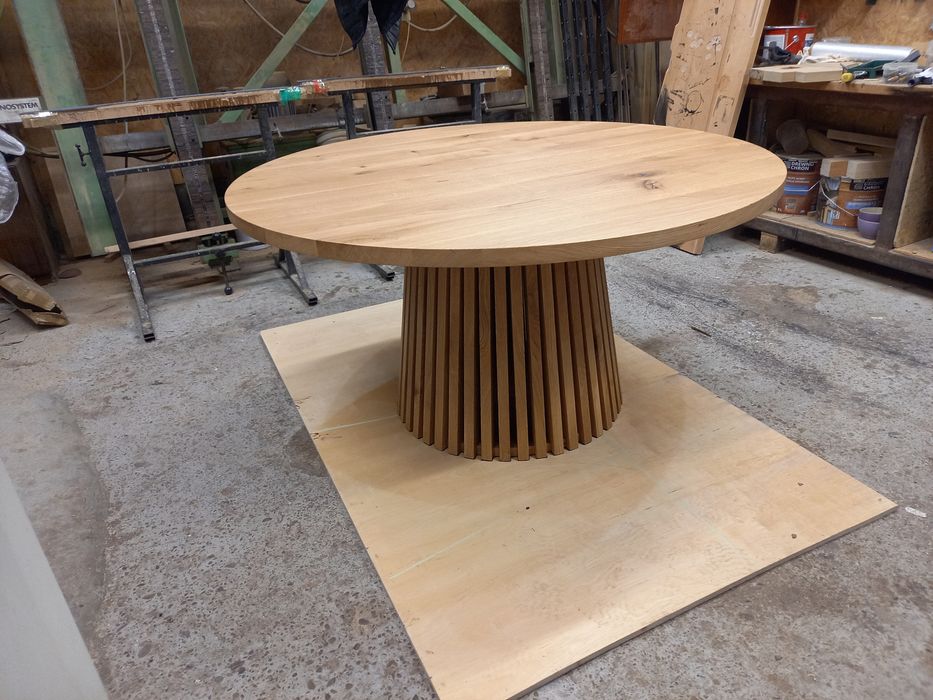 Stół dębowy okrągły rozkładany z nogą z lamel, do jadalni