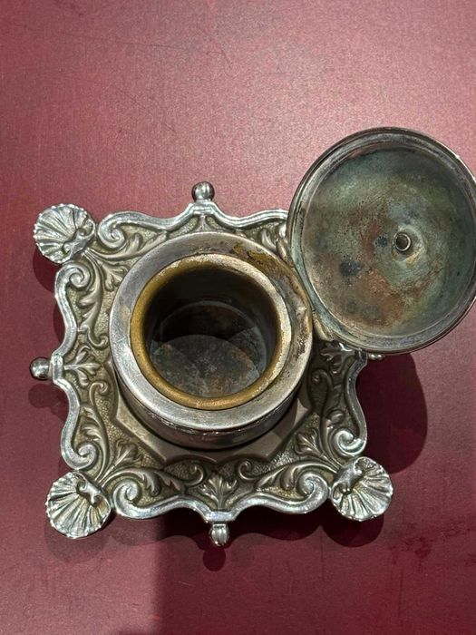 Tinteiro Antigo em Latão Vitoriano com Base Ornamentada