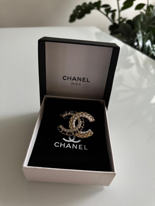 Piekna broszka Chanel