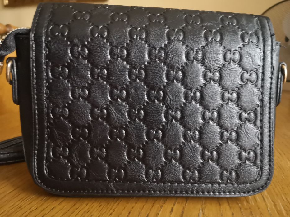 Mała torebka z ozdobnym zapięciem