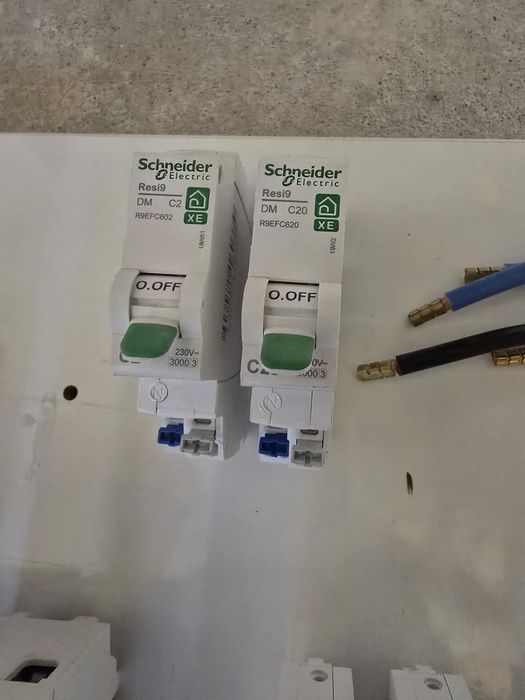 Rozdzielnica elektryczna  Schneider Resi 9 wraz z osprzętem