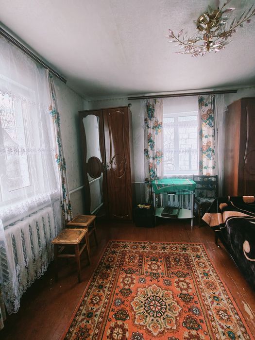 Бабинці-продам цегляний капітальний будинок в центрі селища !