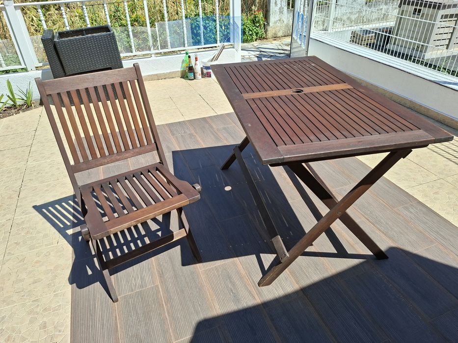 Conjunto de mesa e 4 cadeira ( existem 2 ) de madeira nobres de exterior