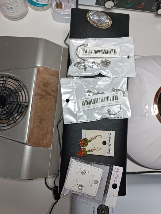 Сережки, брошки, біжутерія